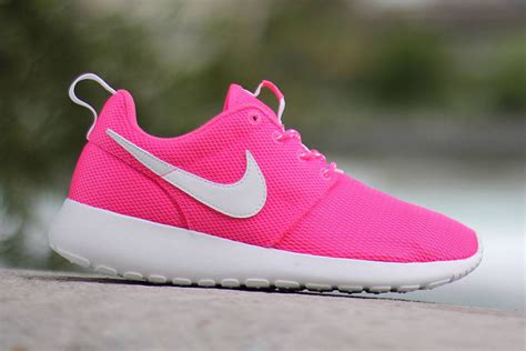 nike roshe run leichtigkeit schuhe damen pink blüten schwarz|Roshe run shoes.